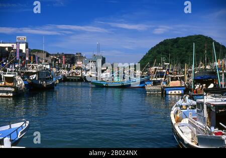 Nanfang'ao (Nanfang Ao) est un port de pêche animé sur la côte est de Taiwan. Il est célèbre pour le temple Nantien dédié à Matsu, déesse de la mer. Banque D'Images