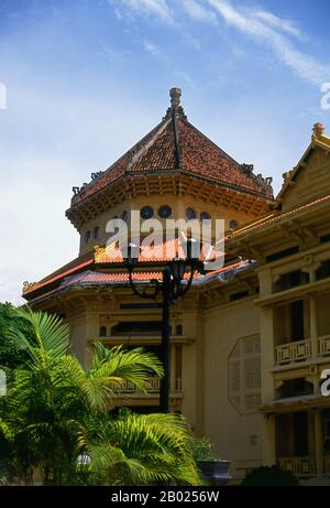 Le bâtiment du Musée d'Histoire date de la période coloniale française. Conçu et construit par l’architecte Ernest Hébrard en 1925, il a fonctionné à l’origine comme le Musée de l’École française d’Extreme-Orient. Contrairement à l'Opéra de Hanoi, qui est purement et sans relâche français en inspiration et en style, Hébrard a été le pionnier d'un nouveau style hybride d'architecture qu'il a appelé indochinoise qui était destiné à intégrer des éléments de l'architecture vietnamienne, khmère et française. Ancré par une pagode octogonale, le bâtiment est peint ocre-jaune, compensé par des volets vert foncé et est orné de fantaisie Banque D'Images