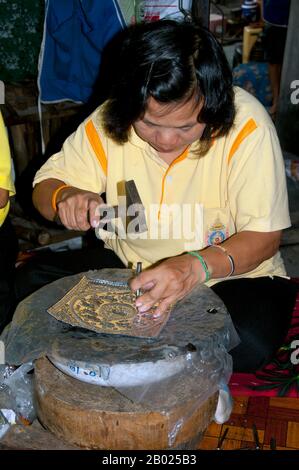 Le vieux quartier des silversmitths, centré sur Baan Wua Lai (Village de Potated Cow), s'étend le long des deux côtés de la route de Wua Lai, au sud de la vieille ville de Chiang Mai. Cette communauté d’artisans, bien établie et prospère, conserve une tradition qui remonte à plus de deux siècles, jusqu’au rétablissement de Chao Kawila à Chiang Mai dans les années qui ont suivi 1797. Les silversmitths ont longtemps été appréciés et tenus en haute estime par les tribunaux royaux d'Asie du Sud-est de Birmanie à Java, et dans les temps passé le Royaume Lan Na n'a pas été une exception. Banque D'Images