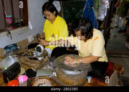 Le vieux quartier des silversmitths, centré sur Baan Wua Lai (Village de Potated Cow), s'étend le long des deux côtés de la route de Wua Lai, au sud de la vieille ville de Chiang Mai. Cette communauté d’artisans, bien établie et prospère, conserve une tradition qui remonte à plus de deux siècles, jusqu’au rétablissement de Chao Kawila à Chiang Mai dans les années qui ont suivi 1797. Les silversmitths ont longtemps été appréciés et tenus en haute estime par les tribunaux royaux d'Asie du Sud-est de Birmanie à Java, et dans les temps passé le Royaume Lan Na n'a pas été une exception. Banque D'Images