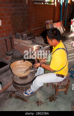 Le vieux quartier des silversmitths, centré sur Baan Wua Lai (Village de Potated Cow), s'étend le long des deux côtés de la route de Wua Lai, au sud de la vieille ville de Chiang Mai. Cette communauté d’artisans, bien établie et prospère, conserve une tradition qui remonte à plus de deux siècles, jusqu’au rétablissement de Chao Kawila à Chiang Mai dans les années qui ont suivi 1797. Les silversmitths ont longtemps été appréciés et tenus en haute estime par les tribunaux royaux d'Asie du Sud-est de Birmanie à Java, et dans les temps passé le Royaume Lan Na n'a pas été une exception. Banque D'Images