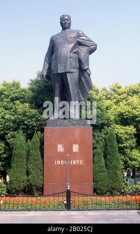 Chen Yi (26 août 1901 - 6 janvier 1972) était un commandant militaire et politicien communiste chinois. Il a été le 2ème maire de Shanghai et le 2ème ministre des Affaires étrangères de la Chine. Shanghai a commencé la vie en tant que village de pêcheurs, et plus tard en tant que port recevant des marchandises transportées sur le fleuve Yangzi. À partir de 1842, au lendemain de la première guerre De L'Opium, les Britanniques ont ouvert une "concession" à Shanghai où les trafiquants de drogue et d'autres commerçants pourraient opérer sans perturbation. Les Français, les Italiens, les Allemands, les Américains et les Japonais ont tous suivi. Dans les années 1920 et 1930, Shanghai était une ville en plein essor et un bywor international Banque D'Images