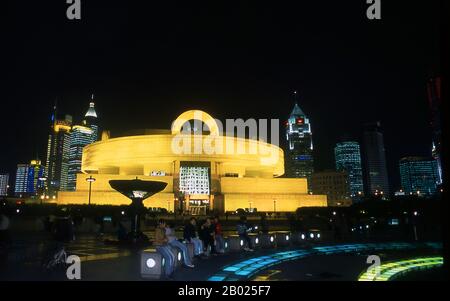 Le musée de Shanghai abrite plus de 120 000 objets représentant près de cinq millénaires de civilisation chinoise continue. Le bâtiment a été conçu par l'architecte de Shanghai Xing Tonghe pour représenter un bâtiment en bronze à trois pattes. Il incorpore également la géométrie sacrée de Yuanqiu, l'autel circulaire au Temple du ciel (Tiantan) à Beijing, avec une base carrée (représentant la terre) surmontée par une superstructure circulaire (représentant le ciel). Il a été achevé en 1996, et a cinq étages avec une superficie totale de plus de 39 200 m² (420 000 pieds carrés). Shanghai a commencé la vie comme fis Banque D'Images