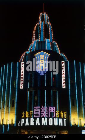 Le Paramount, conçu dans le style Art déco par l'architecte S. J. Young (楊錫謬 Yáng Xīmiù, 1899-1978) a été achevé en 1933 par un groupe de banquiers chinois. Il se trouve juste à côté De Bubbling Well Road (maintenant Nanjing West Road), une grande artère de divertissement et était un lieu de rencontre pour les riches élites de la société de Shanghai. La salle de bal a duré sous ses propriétaires d'origine avant de faire faillite en 1936. En 1937, il a été converti en salle de danse de taxi avec des hôtesses chinoises de danse, qu'il est resté jusqu'en 1949. Shanghai a commencé la vie en tant que village de pêcheurs, et plus tard en tant que port recevant des marchandises transportées jusqu'à la fin Banque D'Images