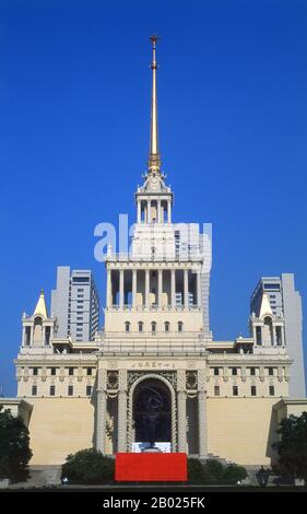 Le centre d'exposition de Shanghai, construit par l'Union soviétique (上海展 览中心; Shanghai Zhanlan Zhongxin), est un bel exemple d'architecture réaliste socialiste et date du début des années 1950, une époque de solidarité sino-soviétique. Le bâtiment a été conçu par un architecte soviétique et combine le symbolisme communiste avec des éléments inspirés par l'architecture de l'église orthodoxe orientale. Shanghai a commencé la vie en tant que village de pêcheurs, et plus tard en tant que port recevant des marchandises transportées sur le fleuve Yangzi. À partir de 1842, au lendemain de la première guerre De L'Opium, les Britanniques ont ouvert une "concession" à Shanghai où se trouvent les trafiquants de drogue et Banque D'Images