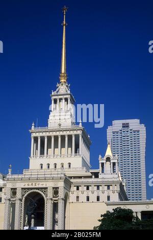 Le centre d'exposition de Shanghai, construit par l'Union soviétique (上海展 览中心; Shanghai Zhanlan Zhongxin), est un bel exemple d'architecture réaliste socialiste et date du début des années 1950, une époque de solidarité sino-soviétique. Le bâtiment a été conçu par un architecte soviétique et combine le symbolisme communiste avec des éléments inspirés par l'architecture de l'église orthodoxe orientale. Shanghai a commencé la vie en tant que village de pêcheurs, et plus tard en tant que port recevant des marchandises transportées sur le fleuve Yangzi. À partir de 1842, au lendemain de la première guerre De L'Opium, les Britanniques ont ouvert une "concession" à Shanghai où se trouvent les trafiquants de drogue et Banque D'Images