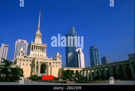 Le centre d'exposition de Shanghai, construit par l'Union soviétique (上海展 览中心; Shanghai Zhanlan Zhongxin), est un bel exemple d'architecture réaliste socialiste et date du début des années 1950, une époque de solidarité sino-soviétique. Le bâtiment a été conçu par un architecte soviétique et combine le symbolisme communiste avec des éléments inspirés par l'architecture de l'église orthodoxe orientale. Shanghai a commencé la vie en tant que village de pêcheurs, et plus tard en tant que port recevant des marchandises transportées sur le fleuve Yangzi. À partir de 1842, au lendemain de la première guerre De L'Opium, les Britanniques ont ouvert une "concession" à Shanghai où se trouvent les trafiquants de drogue et Banque D'Images