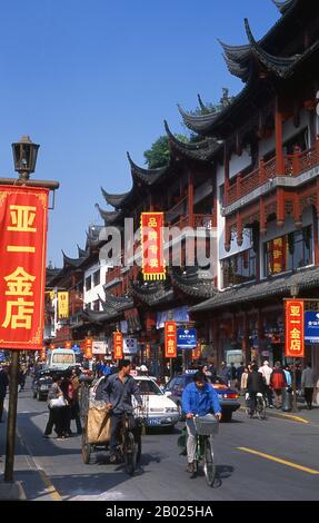 Chine : taxis dans le quartier Yuyuan Bazaar, Nanshi ou la vieille ville, Shanghai. Shanghai a commencé sa vie comme un village de pêcheurs, et plus tard comme un port recevant des marchandises transportées sur le fleuve Yangzi. À partir de 1842, au lendemain de la première guerre de l’opium, les Britanniques ont ouvert une « concession » à Shanghai où les trafiquants de drogue et autres commerçants pouvaient opérer sans être dérangés. Les Français, les Italiens, les Allemands, les Américains et les Japonais ont tous suivi. Dans les années 1920 et 1930, Shanghai était une ville florissante et un synonyme international de dissipation. Banque D'Images