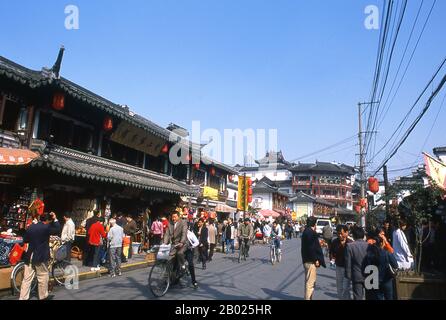 Chine : scène de rue de Fangbang lu, Nanshi ou la vieille ville, Shanghai. Shanghai a commencé sa vie comme un village de pêcheurs, et plus tard comme un port recevant des marchandises transportées sur le fleuve Yangzi. À partir de 1842, au lendemain de la première guerre de l’opium, les Britanniques ont ouvert une « concession » à Shanghai où les trafiquants de drogue et autres commerçants pouvaient opérer sans être dérangés. Les Français, les Italiens, les Allemands, les Américains et les Japonais ont tous suivi. Dans les années 1920 et 1930, Shanghai était une ville florissante et un synonyme international de dissipation. Banque D'Images