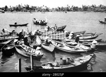 La petite ville historique de Ho An est située sur la rivière Thu bon à 30 km au sud de Danang. Au moment des Nguyen Lords (1558 - 1777) et même sous les premiers Nguyen Emperors, Hoi An - alors connu sous le nom de Faifo - était un port important, visité régulièrement par le transport maritime de l'Europe et de tout l'est. À la fin du XIXe siècle, l'envasement de la rivière Thu bon et le développement de Danang à proximité se sont combinés pour faire de Hoi An dans un fond d'eau. Cette obscurité a sauvé la ville de graves combats pendant les guerres avec la France et les Etats-Unis, de sorte qu'au moment de la réunification en 1975 elle W Banque D'Images