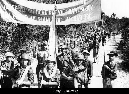 Vietnam : défilé de soutien au peuple cubain contre les États-Unis, Cu Chi, Sud Vietnam, seconde guerre d'Indochine (guerre du Vietnam), 1963. La seconde guerre d'Indochine, connue en Amérique sous le nom de guerre du Vietnam, est un conflit militaire de la guerre froide qui a eu lieu au Vietnam, au Laos et au Cambodge du 1er novembre 1955 à la chute de Saïgon le 30 avril 1975. Cette guerre a suivi la première guerre d'Indochine et a été menée entre le Nord-Vietnam, soutenu par ses alliés communistes, et le gouvernement du Sud-Vietnam, soutenu par les États-Unis et d'autres Nations anti-communistes. Banque D'Images