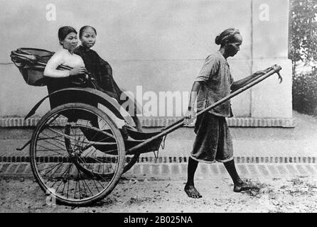 Vietnam : deux jeunes saigonaises dans un pousse-pousse, Saigon. Photo de Pierre Marie Alexis Dieulefils (21 janvier 1862 - 19 novembre 1937), début du XXe siècle. Les rickshaws (ou rickshas) sont un mode de transport à propulsion humaine : un coureur tire un chariot à deux roues qui peut accueillir une ou deux personnes. Les rickshaws sont généralement fabriqués avec du bambou. Le mot rickshaw venait d'Asie, où ils étaient principalement utilisés comme moyen de transport pour l'élite sociale. Ces derniers temps, l'utilisation des pousse-pousse a été découragée ou interdite dans de nombreux pays en raison de préoccupations pour le bien-être des travailleurs des pousse-pousse. Banque D'Images