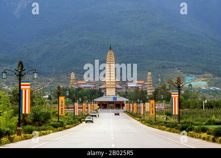 Chine : San Ta si (trois pagodes), monastère de Chongsheng, Dali, Yunnan. Les trois pagodes (symboles de Dali) sont un ensemble de trois pagodes indépendantes juste au nord de la ville de Dali datant de l'époque du Royaume de Nanzhao et du Royaume de Dali. Dali est l'ancienne capitale du Royaume Bai Nanzhao, qui a prospéré dans la région au cours des VIIIe et IXe siècles, et du Royaume de Dali, qui a régné de 937 à 1253. Située dans une partie autrefois très musulmane du sud de la Chine, Dali fut également le centre de la rébellion de Panthay (1856-1863) contre la dynastie impériale Qing Banque D'Images