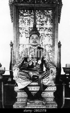 Sisavang Phoulivong (ou Sisavangvong) (14 juillet 1885 - 29 octobre 1959), était roi de Luang Phrabang et plus tard le Royaume du Laos du 28 avril 1904 à sa mort le 20 octobre 1959. Son père était roi Zakarine et sa mère était la reine Thongsy. Il a fait ses études à Lycée Chasseloup-Laubat, Saigon, et à l'École Coloniale à Paris. Il était connu comme un roi de 'playboy' avec jusqu'à 50 enfants par autant de 15 épouses. Banque D'Images