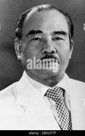 Le prince Souphanouvong (13 juillet 1909 — 9 janvier 1995) était, avec son demi-frère le prince Souvanna Phouma et le prince Boun Oum de Champasak, l'un des trois Princes qui représentaient respectivement les factions politiques communistes (pro-vietnamiennes), neutralistes et royalistes au Laos. Il a été président de la fifigurehead du Laos de décembre 1975 à août 1991. Surnommé « le prince rouge », il est devenu le chef de file du Parti révolutionnaire Populaire lao et, après sa prise de pouvoir réussie en 1975, il est devenu le premier président de la République démocratique Populaire lao (et président de la République démocratique populaire lao) Banque D'Images