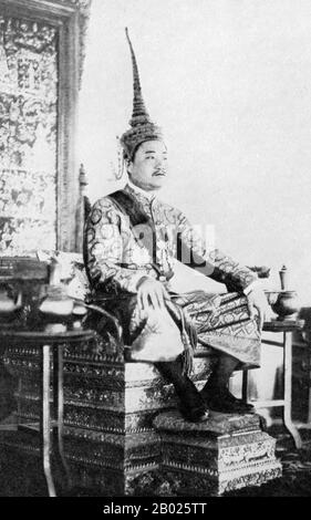 Sisavang Phoulivong (ou Sisavangvong) (14 juillet 1885 - 29 octobre 1959), était roi de Luang Phrabang et plus tard le Royaume du Laos du 28 avril 1904 à sa mort le 20 octobre 1959. Son père était roi Zakarine et sa mère était la reine Thongsy. Il a fait ses études à Lycée Chasseloup-Laubat, Saigon, et à l'École Coloniale à Paris. Il était connu comme un roi de 'playboy' avec jusqu'à 50 enfants par autant de 15 épouses. Banque D'Images