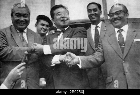 Le Prince Souphanouvong (13 juillet 1909 — 9 janvier 1995), avec son demi-frère le Prince Souvanna Phouma (7 octobre 1901 — 10 janvier 1984) et le Prince Boun Oum de Champasak (12 décembre 1912 - 17 mars 1980), étaient connus sous le nom de « Trois Princes ». Chacun représentait respectivement les factions politiques communistes (pro-Vietnam), neutres et royalistes au Laos dans les années 1950 et 1960. Banque D'Images