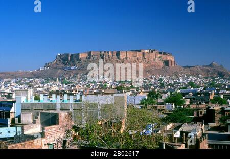 Jodhpur a été fondé en 1459 par Rao Jodha, un chef du clan Rathore. Jodha a réussi à conquérir le territoire environnant et a donc fondé un État qui est venu à être connu sous le nom de Marwar. Alors que Jodha a héré de la ville voisine de Mandore, cette ville a d'abord servi de capitale de cet État; cependant, Jodhpur a rapidement pris le relais de ce rôle, même pendant la vie de Jodha. La ville était située sur la route stratégique reliant Delhi au Gujarat. Cela lui a permis de tirer profit d'un commerce florissant d'opium, de cuivre, de soie, de sandales, de palmiers dattiers et de café. Au début de son histoire, l'État est devenu un fief Banque D'Images