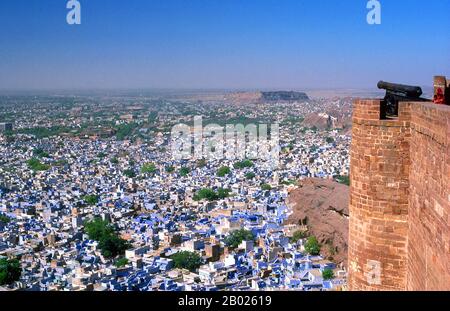 Jodhpur a été fondé en 1459 par Rao Jodha, un chef du clan Rathore. Jodha a réussi à conquérir le territoire environnant et a donc fondé un État qui est venu à être connu sous le nom de Marwar. Alors que Jodha a héré de la ville voisine de Mandore, cette ville a d'abord servi de capitale de cet État; cependant, Jodhpur a rapidement pris le relais de ce rôle, même pendant la vie de Jodha. La ville était située sur la route stratégique reliant Delhi au Gujarat. Cela lui a permis de tirer profit d'un commerce florissant d'opium, de cuivre, de soie, de sandales, de palmiers dattiers et de café. Au début de son histoire, l'État est devenu un fief Banque D'Images