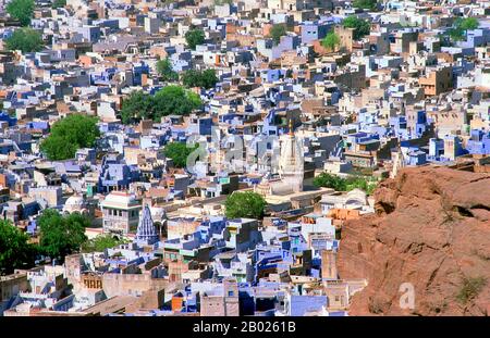 Jodhpur a été fondé en 1459 par Rao Jodha, un chef du clan Rathore. Jodha a réussi à conquérir le territoire environnant et a donc fondé un État qui est venu à être connu sous le nom de Marwar. Alors que Jodha a héré de la ville voisine de Mandore, cette ville a d'abord servi de capitale de cet État; cependant, Jodhpur a rapidement pris le relais de ce rôle, même pendant la vie de Jodha. La ville était située sur la route stratégique reliant Delhi au Gujarat. Cela lui a permis de tirer profit d'un commerce florissant d'opium, de cuivre, de soie, de sandales, de palmiers dattiers et de café. Au début de son histoire, l'État est devenu un fief Banque D'Images