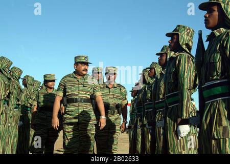 Sri Lanka : photo de propagande du Tigre tamoul (LTTE) montrant le chef des TLET Velupillai Prabhakaran inspectant des combattants des TLET, vers 1990s. Les Tigres de libération de l'Eelam tamoul, communément appelés LTTE ou Tigres tamouls, sont une organisation séparatiste autrefois basée dans le nord du Sri Lanka. Fondée en mai 1976 par Velupillai Prabhakaran, elle a mené une violente campagne sécessionniste visant à créer l'Eelam tamoul, un État indépendant dans le nord et l'est du Sri Lanka. Cette campagne a évolué vers la guerre civile sri-lankaise, qui a été l'un des plus longs conflits armés en Asie jusqu'à sa fin en mai 2009. Banque D'Images