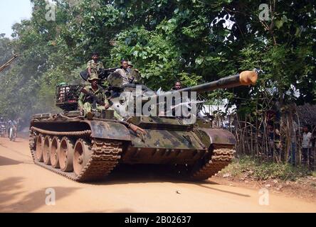 Les Tigres de libération de l'Eelam tamoul, communément appelés LTTE ou Tigres tamouls, sont une organisation séparatiste qui était autrefois basée dans le nord du Sri Lanka. Fondée en mai 1976 par Velupillai Prabhakaran, elle a mené une violente campagne sécessionniste qui a cherché à créer l'Eelam tamoul, un État indépendant au nord et à l'est du Sri Lanka. Cette campagne a évolué vers la guerre civile Sri-lankaise, qui a été l'un des conflits armés les plus longs en Asie jusqu'à ce que les LTTE aient été vaincus par les Forces armées Sri-lankaises en mai 2009. Banque D'Images