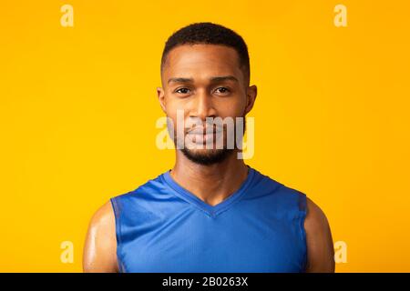Portrait de l'avant du sportif noir déterminé Banque D'Images
