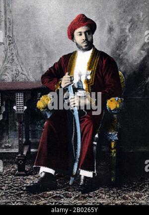 Sayyid Sir Khalifa II bin Harub Al-Said, GCB, GCMG, GBE (26 août 1879 – 9 octobre 1960) (arabe : خليفة بن حارب البوسعيد‎) était le neuvième sultan de Zanzibar. Il dirige Zanzibar du 9 décembre 1911 au 9 octobre 1960. En 1900, il épouse la princesse Sayyida Matuka bint Hamud Al-Busad, fille du septième sultan de Zanzibar et sœur du huitième sultan. Il a été remplacé par son fils aîné survivant, Abdullah bin Khalifa Banque D'Images