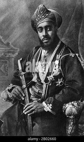 Sayyid Sir Khalifa II bin Harub Al-Said, GCB, GCMG, GBE (26 août 1879 – 9 octobre 1960) (arabe : خليفة بن حارب البوسعيد‎) était le neuvième sultan de Zanzibar. Il dirige Zanzibar du 9 décembre 1911 au 9 octobre 1960. En 1900, il épouse la princesse Sayyida Matuka bint Hamud Al-Busad, fille du septième sultan de Zanzibar et sœur du huitième sultan. Il a été remplacé par son fils aîné survivant, Abdullah bin Khalifa Banque D'Images