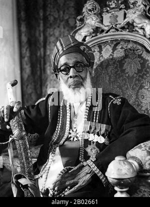 Sayyid Sir Khalifa II bin Harub Al-Said, GCB, GCMG, GBE (26 août 1879 – 9 octobre 1960) (arabe : خليفة بن حارب البوسعيد‎) était le neuvième sultan de Zanzibar. Il dirige Zanzibar du 9 décembre 1911 au 9 octobre 1960. En 1900, il épouse la princesse Sayyida Matuka bint Hamud Al-Busad, fille du septième sultan de Zanzibar et sœur du huitième sultan. Il a été remplacé par son fils aîné survivant, Abdullah bin Khalifa Banque D'Images