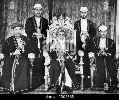 Sayyid Sir Khalifa II bin Harub Al-Said, GCB, GCMG, GBE (26 août 1879 – 9 octobre 1960) (arabe : خليفة بن حارب البوسعيد‎) était le neuvième sultan de Zanzibar. Il dirige Zanzibar du 9 décembre 1911 au 9 octobre 1960. Sayyid Sir Abdullah bin Khalifa Al-Said, KBE, CMG (12 février 1910 – 1er juillet 1963) (arabe : عبد الله بن خليفة‎) était le 10ème sultan de Zanzibar. Il dirige Zanzibar du 9 octobre 1960 au 1er juillet 1963. Sayyid Sir Jamshid bin Abdullah Al Said GCMG, (arabe: جمشيد بن عبد الله‎) (né le 16 septembre 1929 à Zanzibar) était le dernier sultan de Zanzibar. Il a dirigé Zanzibar à partir du 1er juillet Banque D'Images