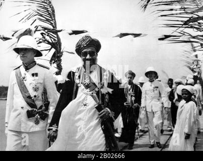 Sayyid Sir Khalifa II bin Harub Al-Said, GCB, GCMG, GBE (26 août 1879 – 9 octobre 1960) (arabe : خليفة بن حارب البوسعيد‎) était le neuvième sultan de Zanzibar. Il dirige Zanzibar du 9 décembre 1911 au 9 octobre 1960. En 1900, il épouse la princesse Sayyida Matuka bint Hamud Al-Busad, fille du septième sultan de Zanzibar et sœur du huitième sultan. Il a été remplacé par son fils aîné survivant, Abdullah bin Khalifa Banque D'Images