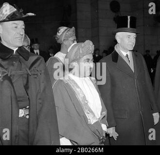 Sultan Said bin Taimur Bin Faisal arrivant à Washington DC, États-Unis, 1938, pour rembourser une visite d'Edmund Roberts (1832), qui a été nommé par le président Andrew Jackson pour négocier des traités avec de petites nations de l'Orient, avec le secrétaire d'État Cordell Hull. Said bin Taimur (13 août 1910 – 19 octobre 1972) (arabe : سعيد بن تيمور‎) était le sultan de Muscat et d'Oman (le pays plus tard renommé d'Oman) du 10 février 1932 jusqu'à son renversement le 23 juillet 1970. Banque D'Images
