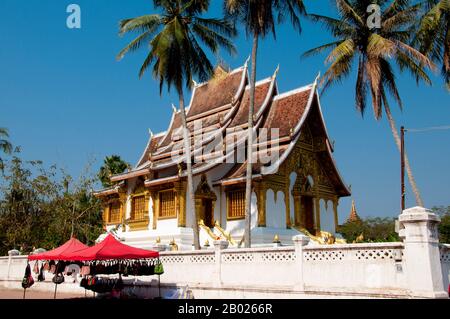 Wat Haw Pha Bang (Ho Pha Bang) a été conçu pour abriter l'image de Bouddha de Pha Bang, très vénérée. Le Phra Bang (image royale de Bouddha dans la mudra de Peur de distribution) est le palladium du Laos. Le nom de la langue lao de l'image a été translittéré de plusieurs façons, dont Pra Bang, Prabang, Phabang et Pha Bang. La statue est un Bouddha debout de 83 cm avec des paumes orientées vers l'avant, coulées en bronze et recouvertes de feuilles d'or. Selon le minerai local, il a été jeté à Ceylon (aujourd'hui Sri Lanka) entre le premier et le neuvième siècle. Cependant, les caractéristiques de l'image suggèrent beaucoup plus tard Khmers ori Banque D'Images