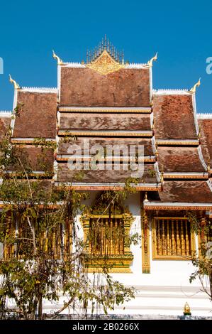 Wat Haw Pha Bang (Ho Pha Bang) a été conçu pour abriter l'image de Bouddha de Pha Bang, très vénérée. Le Phra Bang (image royale de Bouddha dans la mudra de Peur de distribution) est le palladium du Laos. Le nom de la langue lao de l'image a été translittéré de plusieurs façons, dont Pra Bang, Prabang, Phabang et Pha Bang. La statue est un Bouddha debout de 83 cm avec des paumes orientées vers l'avant, coulées en bronze et recouvertes de feuilles d'or. Selon le minerai local, il a été jeté à Ceylon (aujourd'hui Sri Lanka) entre le premier et le neuvième siècle. Cependant, les caractéristiques de l'image suggèrent beaucoup plus tard Khmers ori Banque D'Images