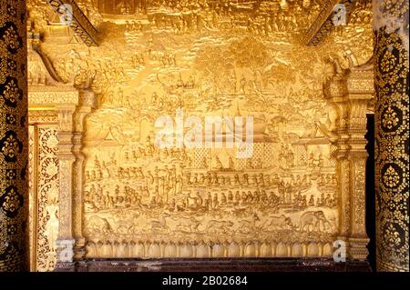 Wat Mai Suwannapumaham date du début du XIXe siècle. Le temple était autrefois la résidence du Sangkhalat, le patriarche suprême du bouddhisme au Laos. la sim (salle d'ordination) est en bois, avec un toit à cinq niveaux dans le style Luang Prabang classique. L’attraction principale de la sim est les murs dorés de la véranda avant, dont les dessins retracent des scènes du Ramayana et de l’incarnation avant-dernière du Bouddha (Vessantara Jataka). Pour la première moitié du XXe siècle, le Phra Bang (image du Bouddha royal dans la mudra de Peur de distribution) était logé à l'intérieur de la carte sim, et il est toujours mis en exposition Banque D'Images