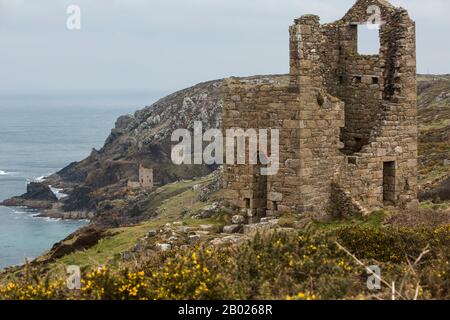 Couronnes Maisons de moteurs, ruines de bâtiments de mines d'étain à la mine d'étain de Botallack sur la côte nord de Cornwall, Cornwall, Angleterre Banque D'Images