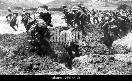 Campagne Turquie/Gallipoli : les troupes de la Royal Naval Division britannique s'entraînent à « dépasser le sommet » sur l'île grecque de Lemnos, 1915. La campagne de Gallipoli, également connue sous le nom de campagne des Dardanelles ou bataille de Gallipoli ou bataille de Çanakkale, a eu lieu sur la péninsule de Gallipoli dans l'Empire ottoman (aujourd'hui Gelibolu dans la Turquie actuelle) entre le 25 avril 1915 et le 9 janvier 1916, pendant la première Guerre mondiale. Une opération conjointe britannique et française a été organisée pour capturer la capitale ottomane Constantinople (Istanbul) et sécuriser une route maritime vers la Russie. La tentative a échoué. Banque D'Images