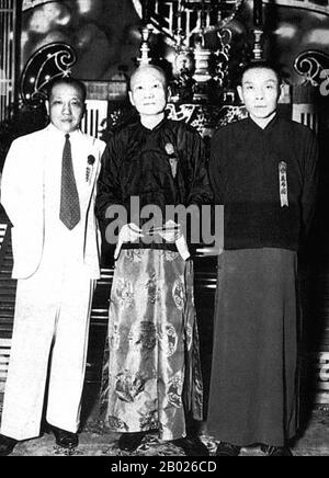 Chine : Shanghai gangsters Zhang Xiaolin (au centre) et du Yuesheng (à droite), v. 1925. Shanghai dans les années 1920 et 1930 a été troublée par de puissants gangs criminels dirigés par des parrains impitoyables, dont les plus puissants étaient du Yuesheng, connu sous le nom de Zongshi ou « le patron » du Gang Vert et du monde souterrain de Shanghai ; Zhang Xiaolin, également un puissant chef du Gang Vert ; et Huang Jingrong, le détective chinois le plus haut rang de la police de concession française (FCP) et l'un des gangsters les plus importants de Shanghai. Leurs empires comprenaient la drogue, le racket de protection, la contrebande et la prostitution. Banque D'Images