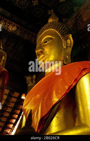 Laos: L'image principale de Bouddha dans la sim (salle d'ordination), Wat Xieng Thong, Luang Prabang. Wat Xieng Thong (Temple de la ville d'or) avec ses toits surbaissés qui incarnent le style classique de Luang Prabang, a été construit en 1560 par le roi Setthathirat (1548-71) et a été condescendante par la monarchie jusqu'en 1975. Luang Prabang était autrefois la capitale d'un royaume du même nom. Jusqu'à la prise de pouvoir communiste en 1975, c'était la capitale royale et le siège du gouvernement du Royaume du Laos. La ville est aujourd'hui un site classé au patrimoine mondial de l'UNESCO. Banque D'Images