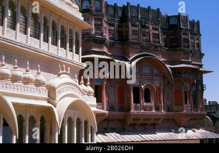 Jodhpur a été fondé en 1459 par Rao Jodha, un chef du clan Rathore. Jodha a réussi à conquérir le territoire environnant et a donc fondé un État qui est venu à être connu sous le nom de Marwar. Alors que Jodha a héré de la ville voisine de Mandore, cette ville a d'abord servi de capitale de cet État; cependant, Jodhpur a rapidement pris le relais de ce rôle, même pendant la vie de Jodha. La ville était située sur la route stratégique reliant Delhi au Gujarat. Cela lui a permis de tirer profit d'un commerce florissant d'opium, de cuivre, de soie, de sandales, de palmiers dattiers et de café. Au début de son histoire, l'État est devenu un fief Banque D'Images