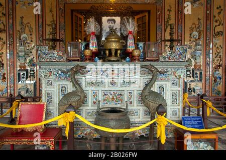 Vietnam : empereur Khai Dinh (8 octobre 1885 - 6 novembre 1925), 12e empereur de la dynastie Nguyen, tombe de l'empereur Khai Dinh, Hue. L'empereur Khải Định est le 12e empereur de la dynastie Nguyễn au Vietnam. Son nom à la naissance était Prince Nguyễn Phúc Bửu Đảo. Il est le fils de l'empereur Đồng Khánh, mais il ne lui succède pas immédiatement. Il régna seulement neuf ans : 1916-1925. Hué fut la capitale impériale de la dynastie Nguyen entre 1802 et 1945. Les tombeaux de plusieurs empereurs se trouvent dans et autour de la ville et le long de la rivière des parfums. Hue est un site du patrimoine mondial de l'UNESCO. Banque D'Images