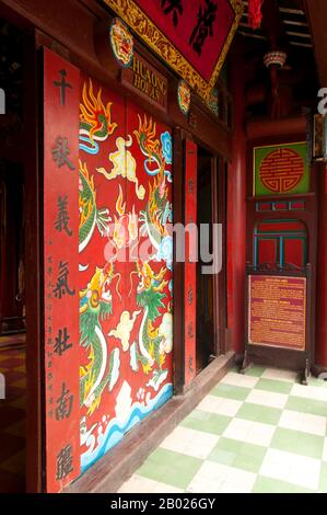 La Pagode de Quan Cong, également connue sous le nom de Chua Ong, a été fondée en 1653 et est dédiée à Quan Cong, membre du panthéon taoïste qui apporte à ses disciples une bonne fortune et qui est aussi le protecteur des voyageurs. Une statue de Chua Ong de couleur or se préside sur l'autel principal à l'arrière du temple. Il est accompagné de deux gardiens célestes et d'un cheval blanc, qui est son support traditionnel. La petite ville historique de Hoi An est située sur la rivière Thu bon à 30 km au sud de Danang. Pendant le temps des seigneurs Nguyen (1558 - 1777) et même sous les premiers Nguyen Emperors, Banque D'Images