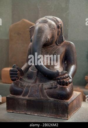 Vietnam : Figure de grès Cham du dieu hindou Ganesh (Ganesha), 7e - 8e siècle, Musée Cham, Danang. Le royaume de Champa était un royaume indianisé qui contrôlait une grande partie du sud et du centre du Vietnam à partir d'environ le 7e siècle jusqu'en 1832. Le Champa a atteint son apogée aux 9e et 10e siècles. Puis commença un déclin progressif sous la pression de Đại Việt, la politique vietnamienne centrée dans la région de Hanoi moderne. En 1471, les troupes vietnamiennes ont saccagé Vijaya, capitale du nord des Cham, et en 1697, la principauté méridionale de Panduranga est devenue un vassal de l'empe vietnamienne Banque D'Images