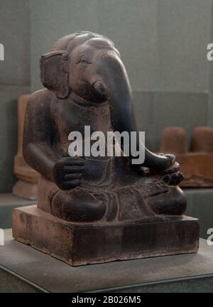 Vietnam : Figure de grès Cham du dieu hindou Ganesh (Ganesha), 7e - 8e siècle, Musée Cham, Danang. Le royaume de Champa était un royaume indianisé qui contrôlait une grande partie du sud et du centre du Vietnam à partir d'environ le 7e siècle jusqu'en 1832. Le Champa a atteint son apogée aux 9e et 10e siècles. Puis commença un déclin progressif sous la pression de Đại Việt, la politique vietnamienne centrée dans la région de Hanoi moderne. En 1471, les troupes vietnamiennes ont saccagé Vijaya, capitale du nord des Cham, et en 1697, la principauté méridionale de Panduranga est devenue un vassal de l'empe vietnamienne Banque D'Images