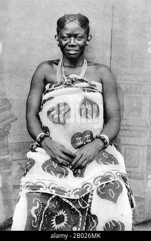 Tanzanie/Zanzibar : femme swahili posant dans une robe enveloppante kanga, fin 19ème-début 20ème siècle. Le peuple swahili est un groupe ethnique et une culture bantoue que l'on trouve sur la côte de l'Afrique de l'est. Le peuple swahili réside principalement sur la côte swahili, dans une zone englobant l'archipel de Zanzibar, la côte côtière du Kenya, la côte tanzanienne et le nord du Mozambique. Le nom swahili est dérivé du mot arabe Sawahil, qui signifie « côtier », et ils parlent la langue swahili. Banque D'Images