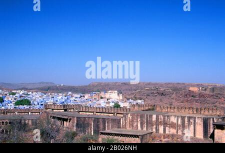 Jodhpur a été fondé en 1459 par Rao Jodha, un chef du clan Rathore. Jodha a réussi à conquérir le territoire environnant et a donc fondé un État qui est venu à être connu sous le nom de Marwar. Alors que Jodha a héré de la ville voisine de Mandore, cette ville a d'abord servi de capitale de cet État; cependant, Jodhpur a rapidement pris le relais de ce rôle, même pendant la vie de Jodha. La ville était située sur la route stratégique reliant Delhi au Gujarat. Cela lui a permis de tirer profit d'un commerce florissant d'opium, de cuivre, de soie, de sandales, de palmiers dattiers et de café. Au début de son histoire, l'État est devenu un fief Banque D'Images