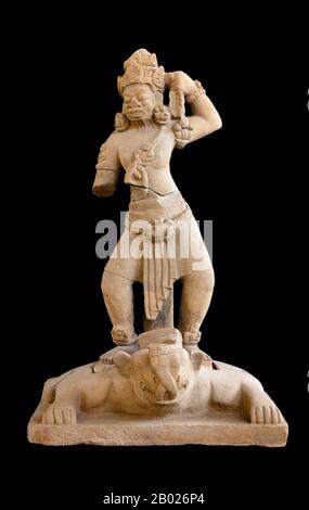 Dvarapala (Sanskrit) est un gardien de porte ou de porte souvent dépeint comme guerrier ou géante d'asura craineuse, généralement armé d'une arme. La statue de dvarapala est un élément architectural très répandu dans les cultures hindoues et bouddhistes, ainsi que dans les zones influencées par eux comme Java. Le royaume de Champa (Campadesa ou nãa Campa) Chăm Pa en vietnamien, 占城 Chiêm Thành en Hán Việt et Zhàn chéng en chinois) était un royaume Indianisé qui contrôlait une grande partie du sud et du centre du Vietnam d'environ le 7ème siècle à 1832. Champa atteint son apogée dans les 9ème et 10ème centu Banque D'Images