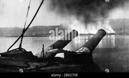 La campagne de Gallipoli, également connue sous le nom de la campagne de Dardanelles ou de la bataille de Gallipoli ou de la bataille de Çanakkale (turc : Çanakkale Savaşı), a eu lieu sur la péninsule de Gallipoli dans l'Empire ottoman (aujourd'hui Gelibolu en Turquie moderne) entre le 25 avril 1915 et le 9 janvier 1916, pendant la première Guerre mondiale. Une opération conjointe britannique et française a été montée pour capturer la capitale ottomane de Constantinople (Istanbul) et assurer une route maritime vers la Russie. La tentative a échoué, avec de lourdes pertes des deux côtés. La campagne a été considérée comme l'une des plus grandes victoires des Turcs et a été reflétée Banque D'Images