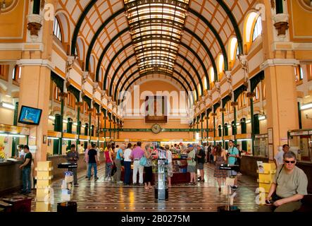 Le bureau de poste général de Saigon, à côté de la cathédrale notre-Dame, a été construit entre 1886 et 1891. Conçu par Gustave Eiffel (de renommée de la Tour Eiffel), l'intérieur voûté rappelle une grande gare européenne du XIXe siècle. L'ancien empereur Bảo Đại a fait de Saigon la capitale de l'Etat du Vietnam en 1949 avec lui-même comme chef de l'Etat. Après que le Việt Minh ait pris le contrôle du Nord Vietnam en 1954, il est devenu commun de se référer au gouvernement de Saigon comme «Sud Vietnam». Le gouvernement a été renommé République du Vietnam lorsque Bảo Đại a été renversé par son Premier Ministre Ong Dinh Diem dans un cas frauduleux Banque D'Images